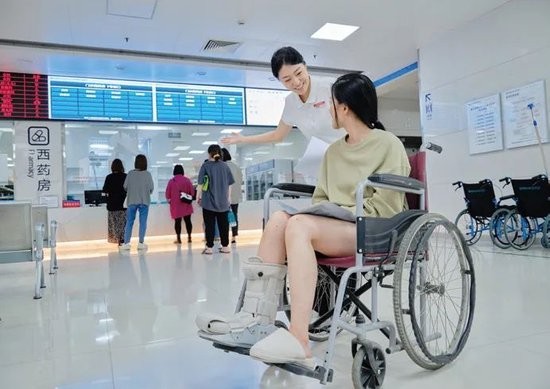 ▲平安健康险的陪诊师陪同患者线下就诊。