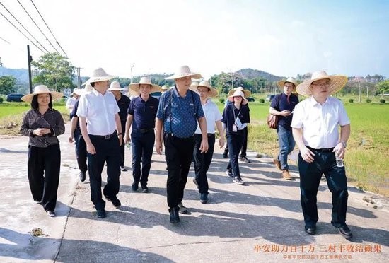 ▲2024年9月12日,平安服务广东省 “百千万工程” 调研活动在江门开展,马明哲一行参观了平安智慧农业示范基地。