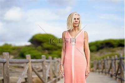 《美丽成熟女性展现自信曲线，探索她们的魅力与风采》，成熟女性的魅力包括哪些方面?